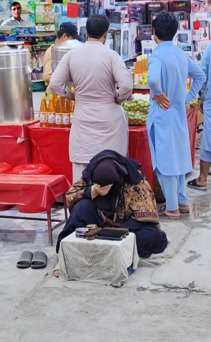 amalqa_'s tweet photo. پاکستان کی شدید گرمی میں ایک باپردہ ماں کا مردوں کے بیچ اپنے بچوں کا پیٹ پالنے کے لیے سخت مشقت کرنا انتہائی تکلیف دہ ہے۔ حکومت کو چاہیے کہ وہ بیواؤں، بیماروں اور مجبور خاندانوں کا سروے کر کے ان کے گھروں تک راشن اور ادویات پہنچائے تاکہ کسی غیرت مند ماں کو یوں مجبور نہ ہونا پڑے۔ https://t.co/KYoNm2hGjT