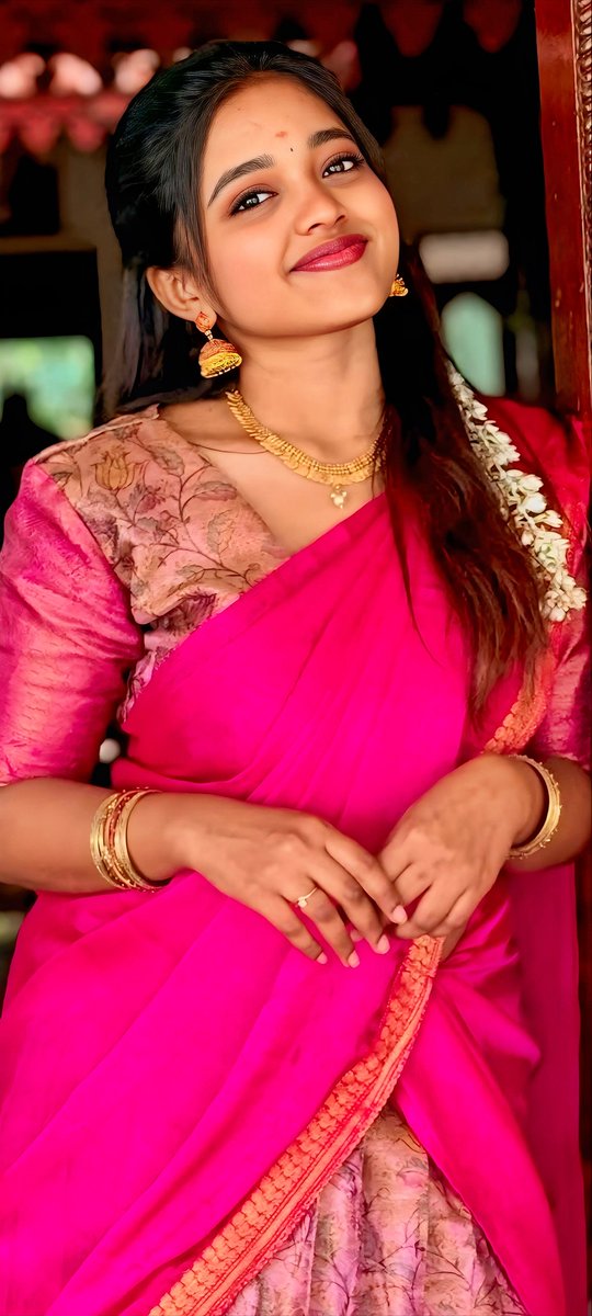 WallpaperIndian's tweet photo. Fresh jasmine blooms bring a soulful finishing touch to this classic pink attire
👑 Dharshini S 🩷
#DharshiniS #Dharshini https://t.co/7lnOjJtITO
