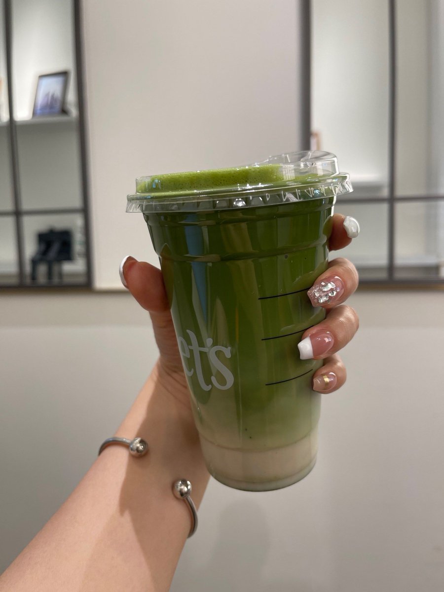 Aiek86's tweet photo. [Quick 5min iced matcha latte hack: Whisk 1tsp matcha + 2oz hot water until frothy, add ice + 8oz oat milk, stir. Creamy, not bitter! #DrinkHacks]， https://t.co/xjlfoyUAgs