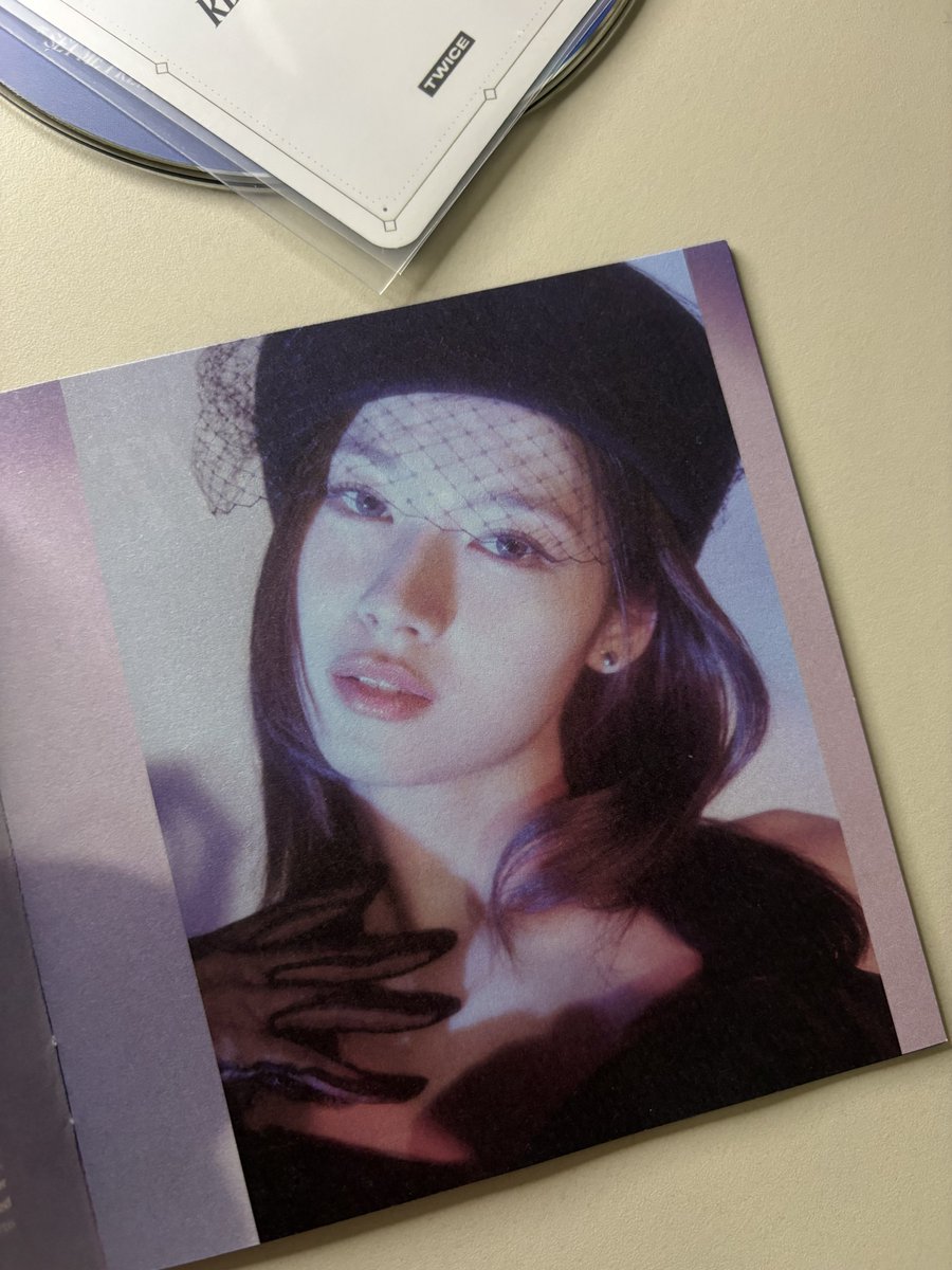 befrseulgi's tweet photo. obcecada pela sana look velório do marido rico https://t.co/DiOdzf0EXV