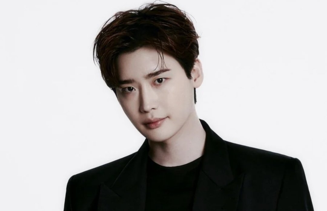 WORLDMUSICAWARD's tweet photo. #IU and #LeeJongSuk have ended their relationship after four years, their agencies confirmed.  Reps for both stars said the couple recently decided to part ways, but will remain on good terms as colleagues.  Lee and IU first met in 2012 while serving as co-hosts of SBS's music program Inkigayo. After nearly a decade of friendship, they confirmed their romantic relationship in late 2022.👑👑💔

@_IUofficial @lee_jong_suk