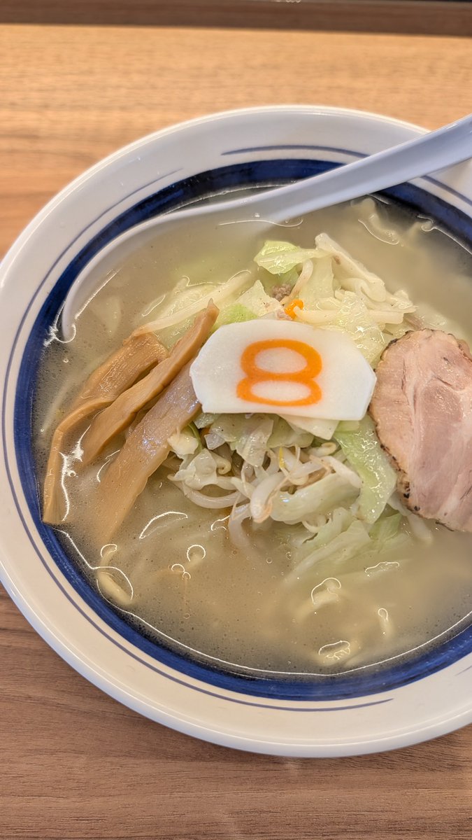 knzwk5's tweet photo. 金沢のソウルフードの1つ。
やさしめで食べやすい。

#8番ラーメン小松店

野菜らーめん塩¥792 https://t.co/KJRjLURAGt