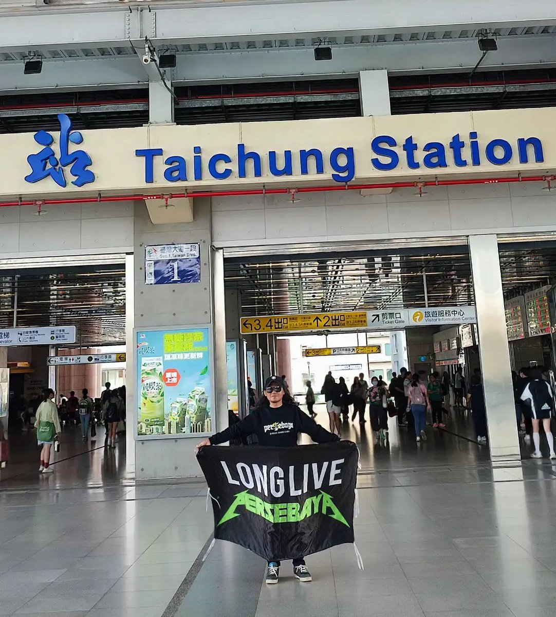 SubwayNorth27's tweet photo. Your legacy lives on in every step of the journey taken by Persebaya and Bonek. 

A luta continua, comrade! ✊💚 https://t.co/Mw0fLzzsz9