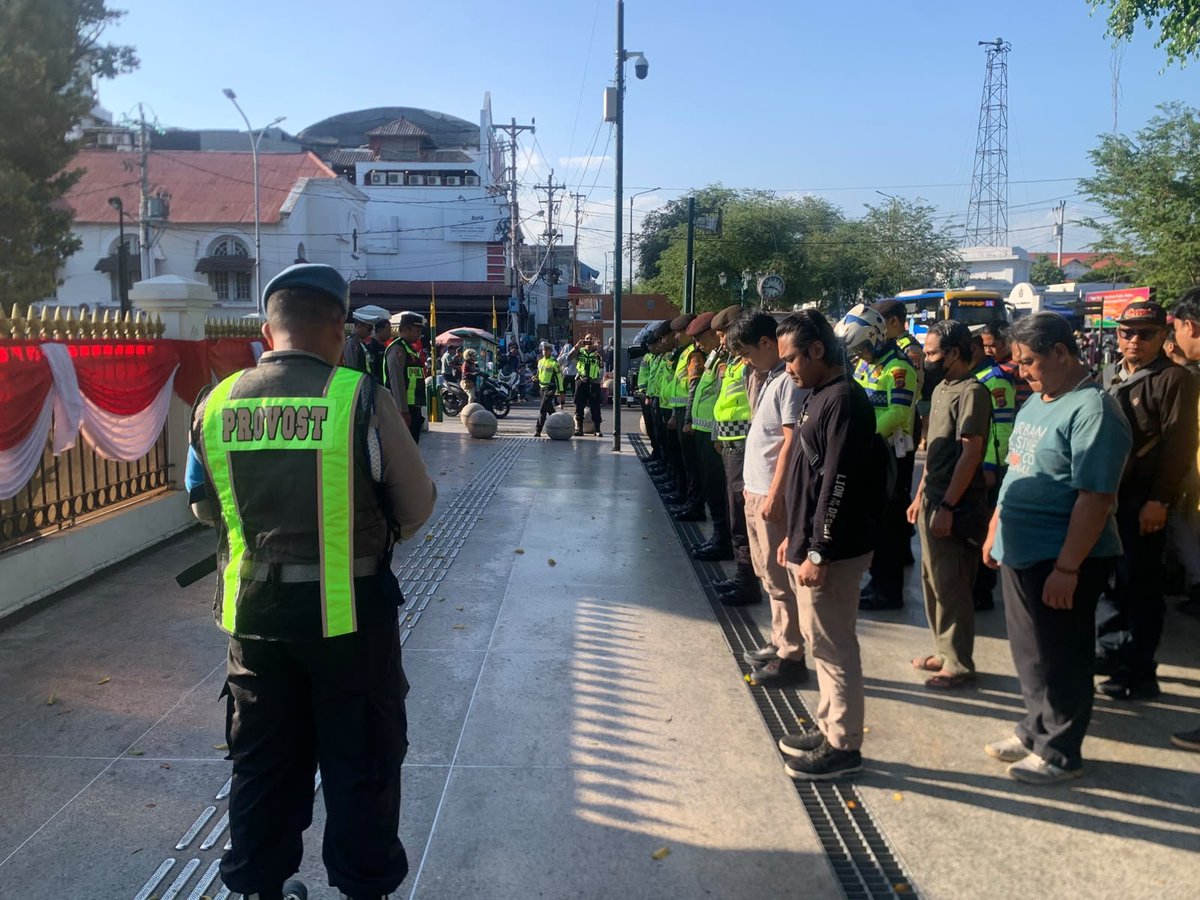 Humaspolse71553's tweet photo. Polsek Ngampilan mengikuti apel gabungan dalam rangka pengamanan Kegiatan masyarakat.Jumat,10/07/2026

Dengan adanya kegiatan masyarakat di titik nol kilometer personel Polsek Ngampilan bersama Polsek Gondomanan serta Personel Polresta Yogyakarta melaksanakan apel persiapan https://t.co/I2353YlOkV