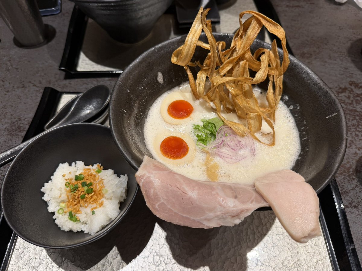 kashiko1000's tweet photo. ラーメン食い倒して満足 https://t.co/QGLQuHDnqN