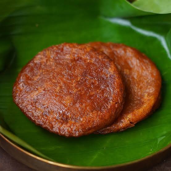 dravidasishu's tweet photo. Nope. Our Athirasam is no comparison to this vadak sweet son papdi 
Make Athirasam great again. Eat tamil sweets - Athirasam, Manoharam, Ma ladu instead of junks like son papdi and kaju kadali 
And crunchy mysur pak that breaks your teeth not the gooey mysurpa. https://t.co/7bslSQHvHz