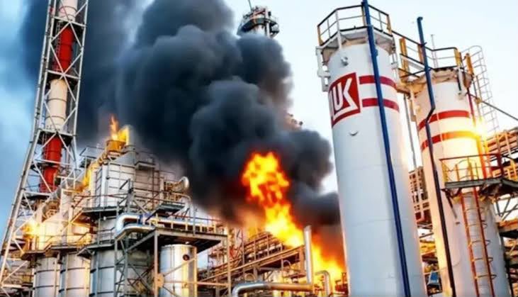 _brainsofweb3's tweet photo. BREAKING NEWS: Russia’s gasoline production has dropped significantly following targeted Ukrainian drone strikes on domestic oil refineries.

The attacks have reportedly knocked out more than 40% of the country’s refining capacity. https://t.co/qmd0wMA6XK