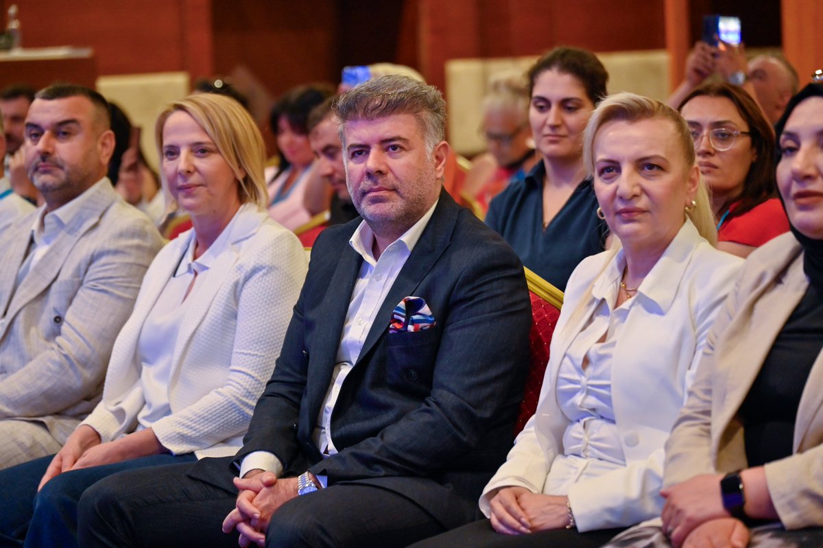 AntalyaTSO's tweet photo. Yönetim Kurulu Başkan Yardımcımız Boğaçhan Göksu ve Yönetim Kurulu Üyemiz Hatice Öz, Tüm Güzellik Sektörü İşveren Sendikası (TÜGSİS) Kurucu Genel Başkanı Mehtap Sahil’in ev sahipliğinde, “Hekim Perspektifinden Medikal Estetik” temasıyla gerçekleştirilen TÜGSİS Medikal Estetik 1. Çalıştayı’na katıldı.

Çalıştayın açılışında konuşan Yönetim Kurulu Başkan Yardımcımız Göksu, “Sağlık hizmetlerinde kalite, güven, etik değerler ve uluslararası standartlar her geçen gün daha fazla önem kazanıyor. Medikal estetik sektörü ise sağlık turizmi ve ekonomiye sağladığı katkılarla stratejik bir konuma sahip. Sektörün sürdürülebilir gelişimi için ortak standartların oluşturulması, mesleki gelişimin desteklenmesi ve etik ilkelerin güçlendirilmesi büyük önem taşıyor” ifadelerini kullandı.

Çalıştayda, medikal estetik alanı yalnızca uygulama yönüyle değil, sektörün geleceği, bilimsel gelişmeler, klinik yönetimi ve hasta güvenliği perspektifinde ele alındı.

@YHacisuleyman07 @bogachangoksu @HakanPakalin @MuratTOTOS @haticeozresmi @huseyinsari_sar @KAPALIYOL @AhmetKasapoglu8 @aozgurkaragoz @behcetulker @aslisahintekin @TOBBiletisim @RHisarciklioglu