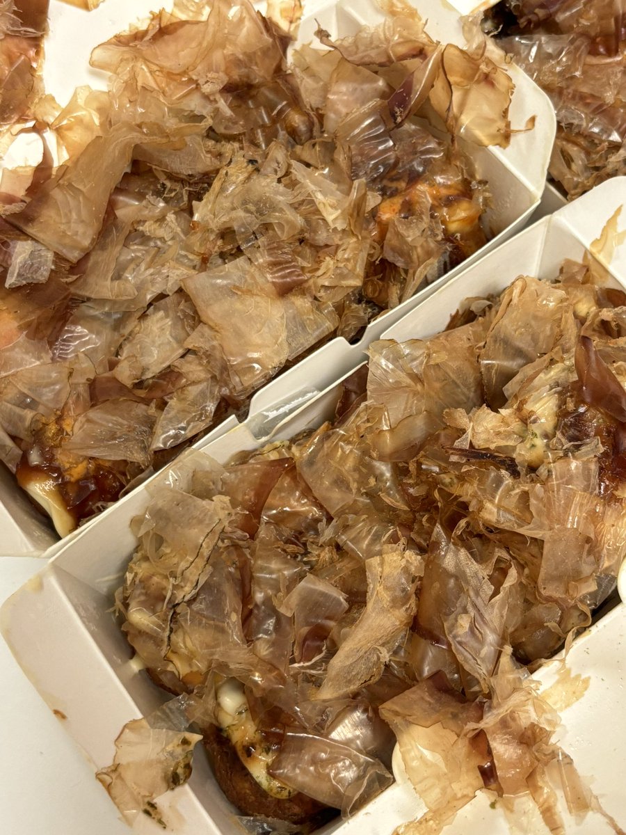 puri__ri's tweet photo. 타코야끼에 맥주🫶🏻
똑같아보이지만 치즈, 갈릭마요, 오리지널 https://t.co/xaDVAybGO9
