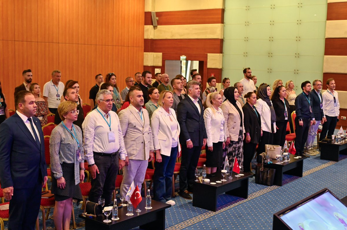AntalyaTSO's tweet photo. Yönetim Kurulu Başkan Yardımcımız Boğaçhan Göksu ve Yönetim Kurulu Üyemiz Hatice Öz, Tüm Güzellik Sektörü İşveren Sendikası (TÜGSİS) Kurucu Genel Başkanı Mehtap Sahil’in ev sahipliğinde, “Hekim Perspektifinden Medikal Estetik” temasıyla gerçekleştirilen TÜGSİS Medikal Estetik 1. Çalıştayı’na katıldı.

Çalıştayın açılışında konuşan Yönetim Kurulu Başkan Yardımcımız Göksu, “Sağlık hizmetlerinde kalite, güven, etik değerler ve uluslararası standartlar her geçen gün daha fazla önem kazanıyor. Medikal estetik sektörü ise sağlık turizmi ve ekonomiye sağladığı katkılarla stratejik bir konuma sahip. Sektörün sürdürülebilir gelişimi için ortak standartların oluşturulması, mesleki gelişimin desteklenmesi ve etik ilkelerin güçlendirilmesi büyük önem taşıyor” ifadelerini kullandı.

Çalıştayda, medikal estetik alanı yalnızca uygulama yönüyle değil, sektörün geleceği, bilimsel gelişmeler, klinik yönetimi ve hasta güvenliği perspektifinde ele alındı.

@YHacisuleyman07 @bogachangoksu @HakanPakalin @MuratTOTOS @haticeozresmi @huseyinsari_sar @KAPALIYOL @AhmetKasapoglu8 @aozgurkaragoz @behcetulker @aslisahintekin @TOBBiletisim @RHisarciklioglu
