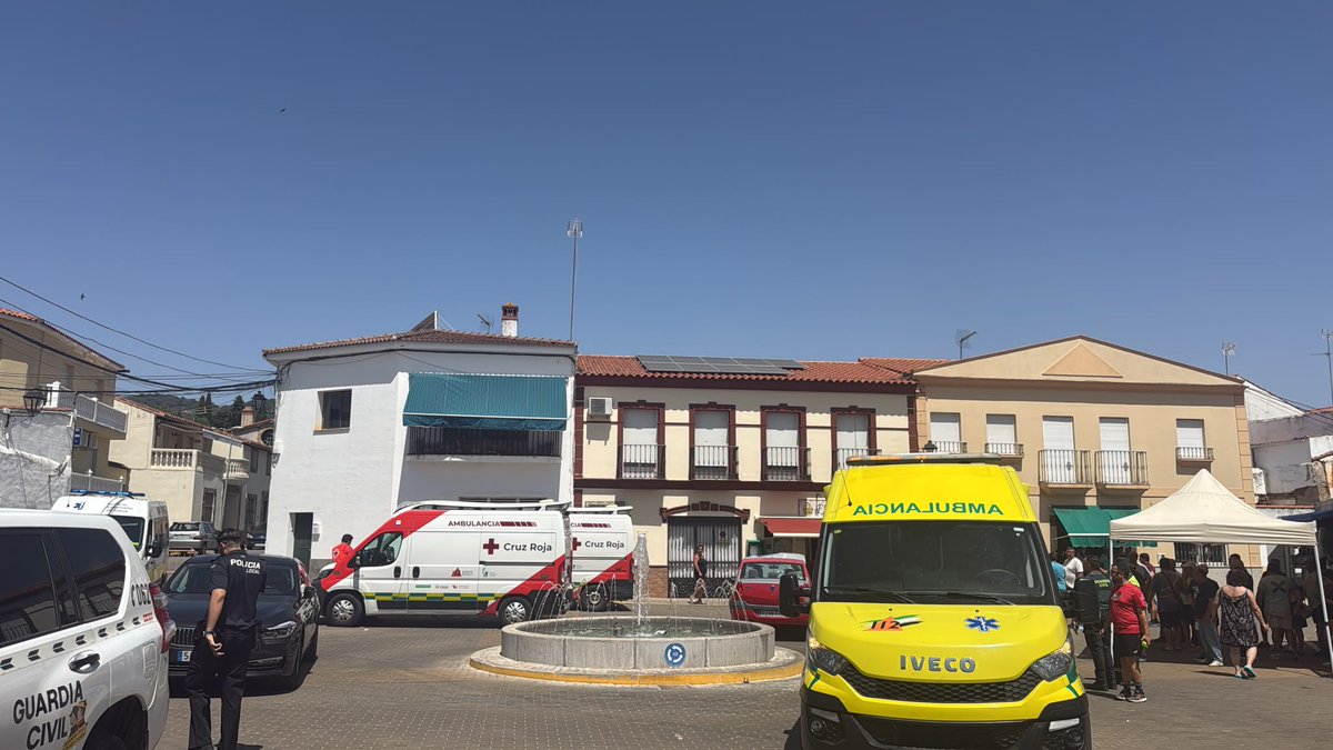 CruzRojaEX's tweet photo. Finalmente los recursos de @saludEXT y @CRE_Emergencias realizan 4 derivaciones a centros hospitalarios de heridos de diversa consideración. https://t.co/X9SCXaZ4Um