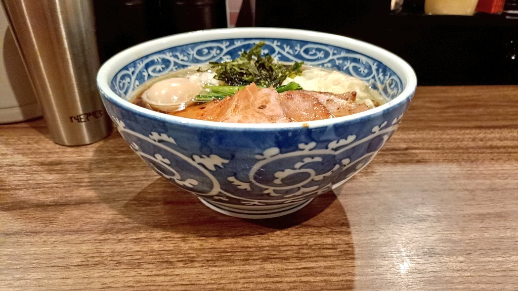 yoshidako3's tweet photo. NOODLEパドル
特製生姜しょう油ラーメン(手揉み麺)
下神明に向かってる途中で
大岡山で宣告→学芸大学に行ったら夜営業やってない→自由が丘に
戻って元住吉時代未訪の
こちらへ初訪🍜
遅い訪問の為、ご飯類全滅😭
生姜の効いたスープに手揉み麺が
絡んで美味しかったです😋
チャーハン食べたかった🥹
ご馳走様でした🙇‍♂️
@noodle_paddle  #パドル  #自由が丘  #ラーメン  #らーめん