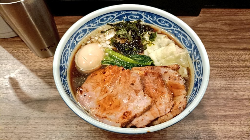 yoshidako3's tweet photo. NOODLEパドル
特製生姜しょう油ラーメン(手揉み麺)
下神明に向かってる途中で
大岡山で宣告→学芸大学に行ったら夜営業やってない→自由が丘に
戻って元住吉時代未訪の
こちらへ初訪🍜
遅い訪問の為、ご飯類全滅😭
生姜の効いたスープに手揉み麺が
絡んで美味しかったです😋
チャーハン食べたかった🥹
ご馳走様でした🙇‍♂️
@noodle_paddle  #パドル  #自由が丘  #ラーメン  #らーめん