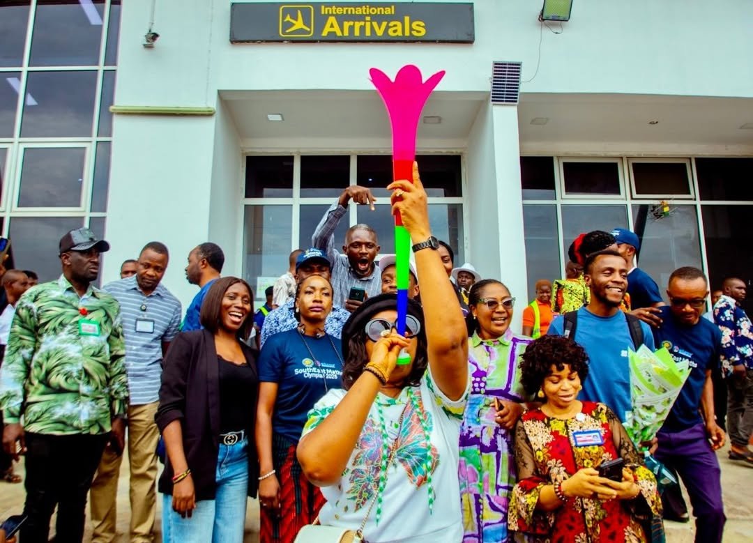 Adaigboglobal's tweet photo. Ndị Enugu no gree oo 🔥 🔥 

This was how Master Chimdiebube Onwubiko of Evergreen Schools, Enugu was received in Enugu State, at the airport.

Chimdiebube Onwubiko won a gold medal in Maths and a Silver Medal in Science at the just concluded International STEM Olympiad.

He is just 13 years old and currently in JSS3. He has finished _Engineering Mathematics_ by K.A. Stroud.

He has now proven himself on the world stage.

Thank you Ndị Enugu for celebrating excellence.

I'm happy education is taking its rightful place in our society. 

Education no be scam after all. 

Congratulations Chimdiebube!

Your God is indeed glorious!
