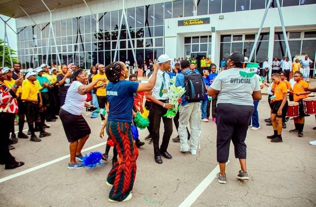 Adaigboglobal's tweet photo. Ndị Enugu no gree oo 🔥 🔥 

This was how Master Chimdiebube Onwubiko of Evergreen Schools, Enugu was received in Enugu State, at the airport.

Chimdiebube Onwubiko won a gold medal in Maths and a Silver Medal in Science at the just concluded International STEM Olympiad.

He is just 13 years old and currently in JSS3. He has finished _Engineering Mathematics_ by K.A. Stroud.

He has now proven himself on the world stage.

Thank you Ndị Enugu for celebrating excellence.

I'm happy education is taking its rightful place in our society. 

Education no be scam after all. 

Congratulations Chimdiebube!

Your God is indeed glorious!