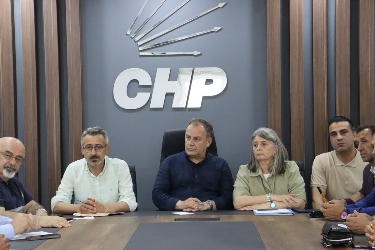 mustafa_bak's tweet photo. 18 ilçe başkanımız ve Trabzon Milletvekilimiz Sibel Suiçmez ile birlikte olağanüstü toplantımızı gerçekleştiriyoruz.

Partimize yönelik yürütülen mutlak butlan süreci, yalnızca bir hukuki tartışma değil; örgüt iradesine açık bir darbedir. Bizler, bu sürecin karşısında dimdik duran örgütler olarak, yol haritamızı ortak akılla belirliyoruz.