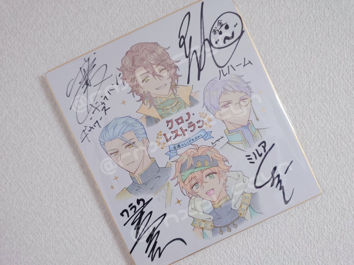 rnxpi_ccyn's tweet photo. ご縁ありまして、
黒裄先生の直筆イラスト&amp;ドゥラハン🐪キャストの皆様のサイン色紙が手元に届きました🙌
間近で見ると各所で使われているゴールドがとても綺麗に映えていて、いろんな角度から眺めてしまいます👀！大切にします🪎

※画像は一部加工しています。
@Chronorestauran
#クロレシ https://t.co/W57yUfRnKS