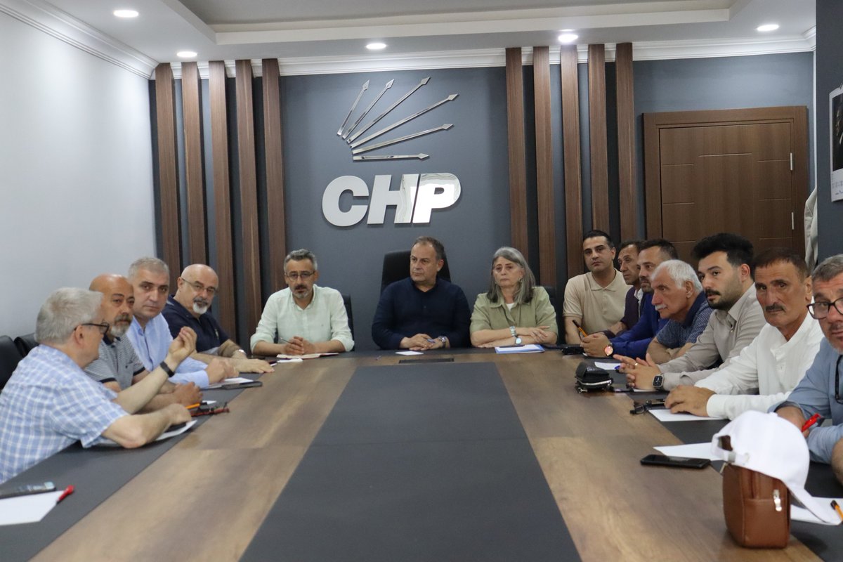 mustafa_bak's tweet photo. 18 ilçe başkanımız ve Trabzon Milletvekilimiz Sibel Suiçmez ile birlikte olağanüstü toplantımızı gerçekleştiriyoruz.

Partimize yönelik yürütülen mutlak butlan süreci, yalnızca bir hukuki tartışma değil; örgüt iradesine açık bir darbedir. Bizler, bu sürecin karşısında dimdik duran örgütler olarak, yol haritamızı ortak akılla belirliyoruz.