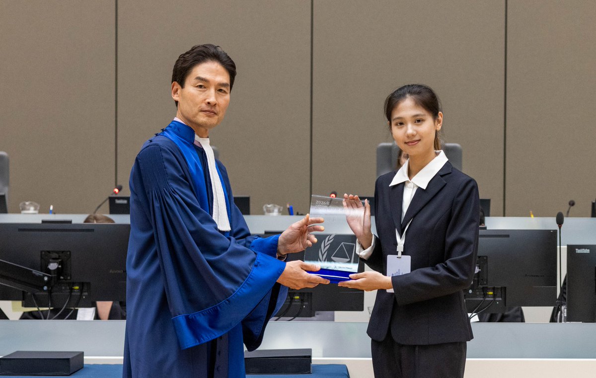 IntlCrimCourt's tweet photo. 🎤 Congratulations to Xinrui Fang of Peking University School of Transnational Law on receiving the Best Speaker award at this year’s #ICC Moot Court Competition – Chinese version.
#KnowledgeAsPower https://t.co/8dVMsEWnUg