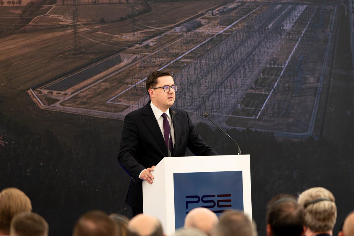 ME_GOV_PL's tweet photo. Minister Energii @motykamilosz w Choczewie: 💬 W tej inwestycji łączy się wszystko, czego polska gospodarka i energetyka potrzebuje na lata. Jest to realizacja suwerenności energetycznej w praktyce. Cena będzie bardziej konkurencyjna, bo nie będzie zależała od geopolityki, przerwania łańcucha dostaw, od importu.
