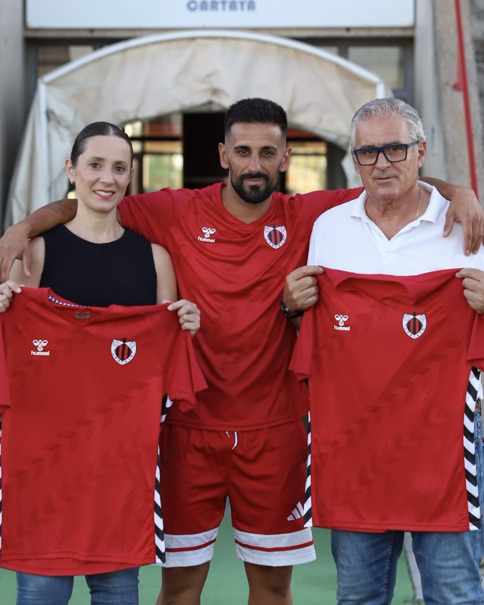 AD_Cartaya's tweet photo. LOLO SIGUE UNA TEMPORADA MÁS CON NOSOTROS. 

El alma del equipo, uno de los capitanes y líderes de la Agrupación Deportiva Cartaya. 🔴⚫ https://t.co/GmRSaPpGTR
