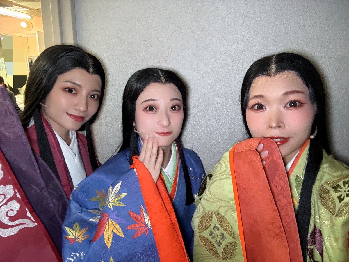 mashima_jun's tweet photo. 「 #花語り  #源氏物語 」
初日ありがとうございました👘🪭 

無事にお客様にお届け出来たこと、嬉しく思います。ご来場ありがとうございました。

残りの公演も、言葉一つひとつを大切に語ってまいります。

🪷葵の上役 #内田秀 さんと朧月夜役  #星守紗凪 さんと🌕 https://t.co/ERdwy6HrIi
