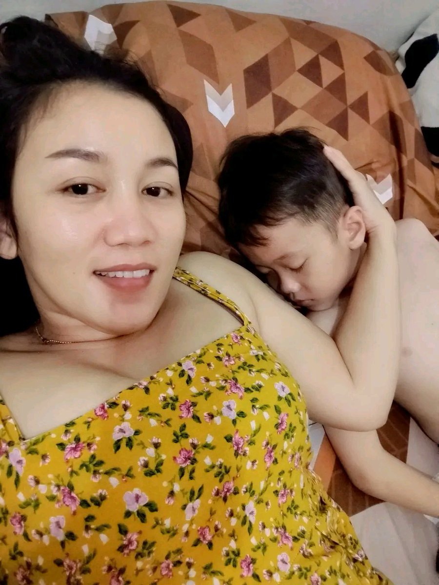BundaLita199's tweet photo. hanya seorang single mom menurut kalian masih cantik nga sih https://t.co/8S0sfnWioL