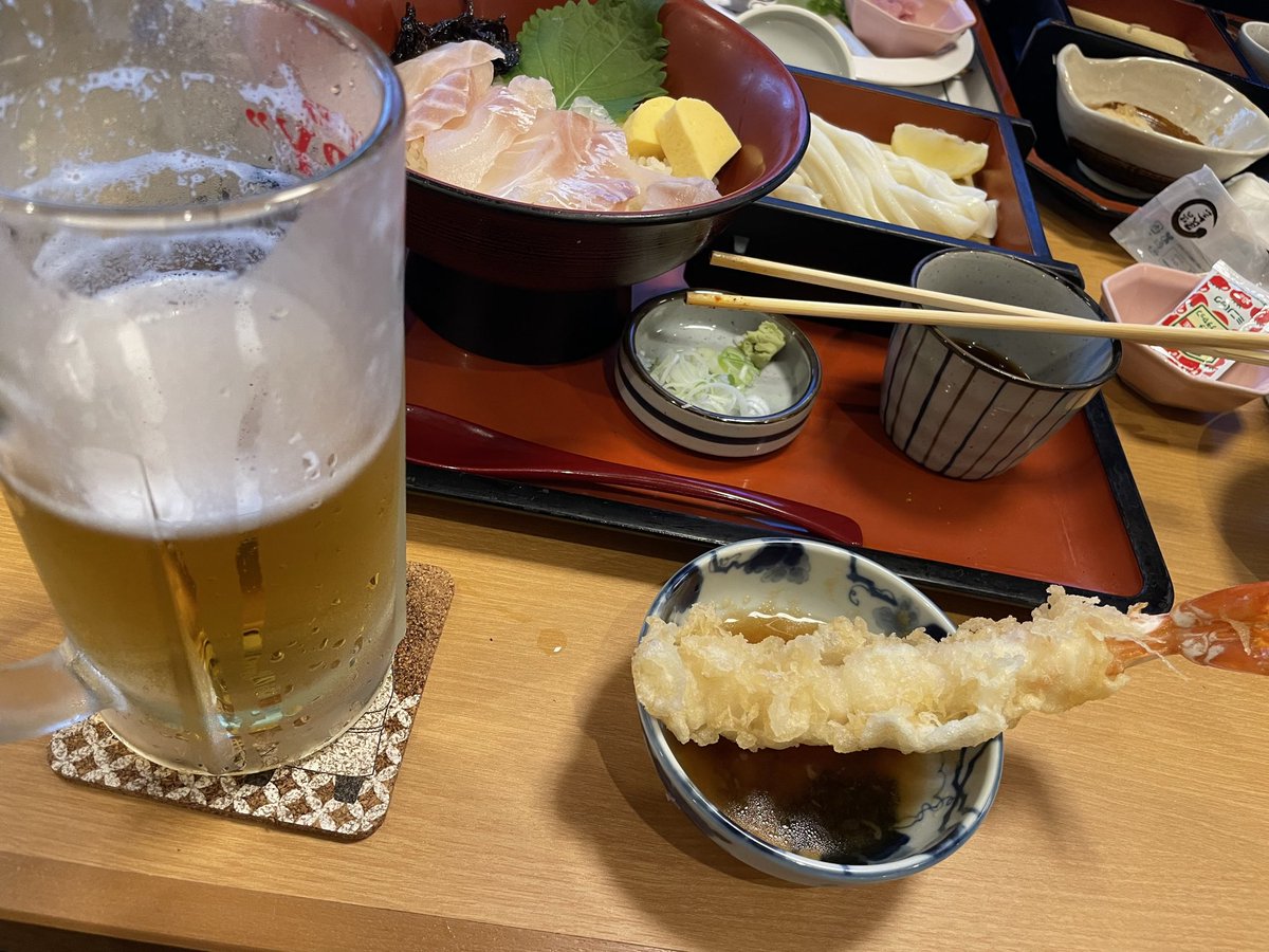 Karasu1003st's tweet photo. じぃじエビ好きだからあげる🍤👧(長女)

TDRの年パスに見えるのは気のせいか🏰 https://t.co/7Gl2rmzh2i