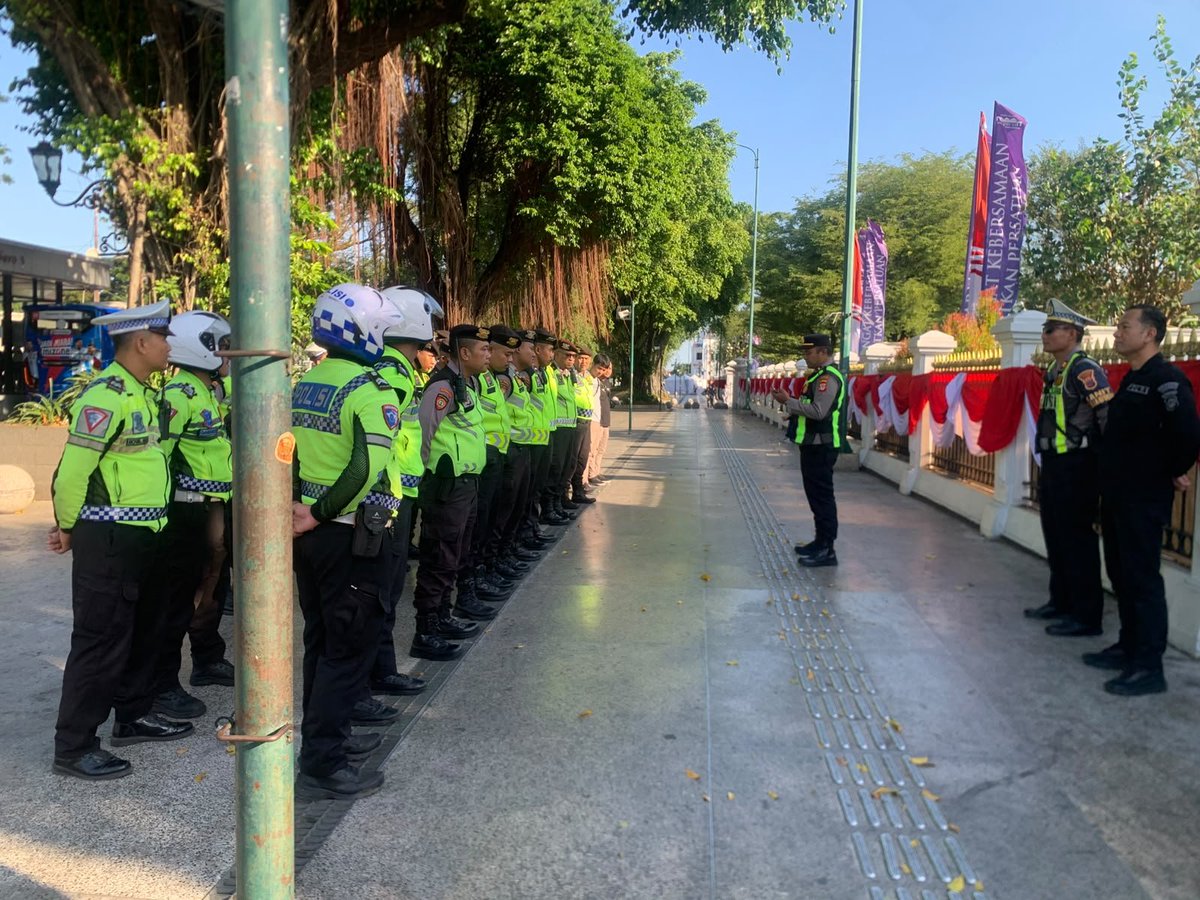 Humaspolse71553's tweet photo. Polsek Ngampilan mengikuti apel gabungan dalam rangka pengamanan Kegiatan masyarakat.Jumat,10/07/2026

Dengan adanya kegiatan masyarakat di titik nol kilometer personel Polsek Ngampilan bersama Polsek Gondomanan serta Personel Polresta Yogyakarta melaksanakan apel persiapan https://t.co/I2353YlOkV