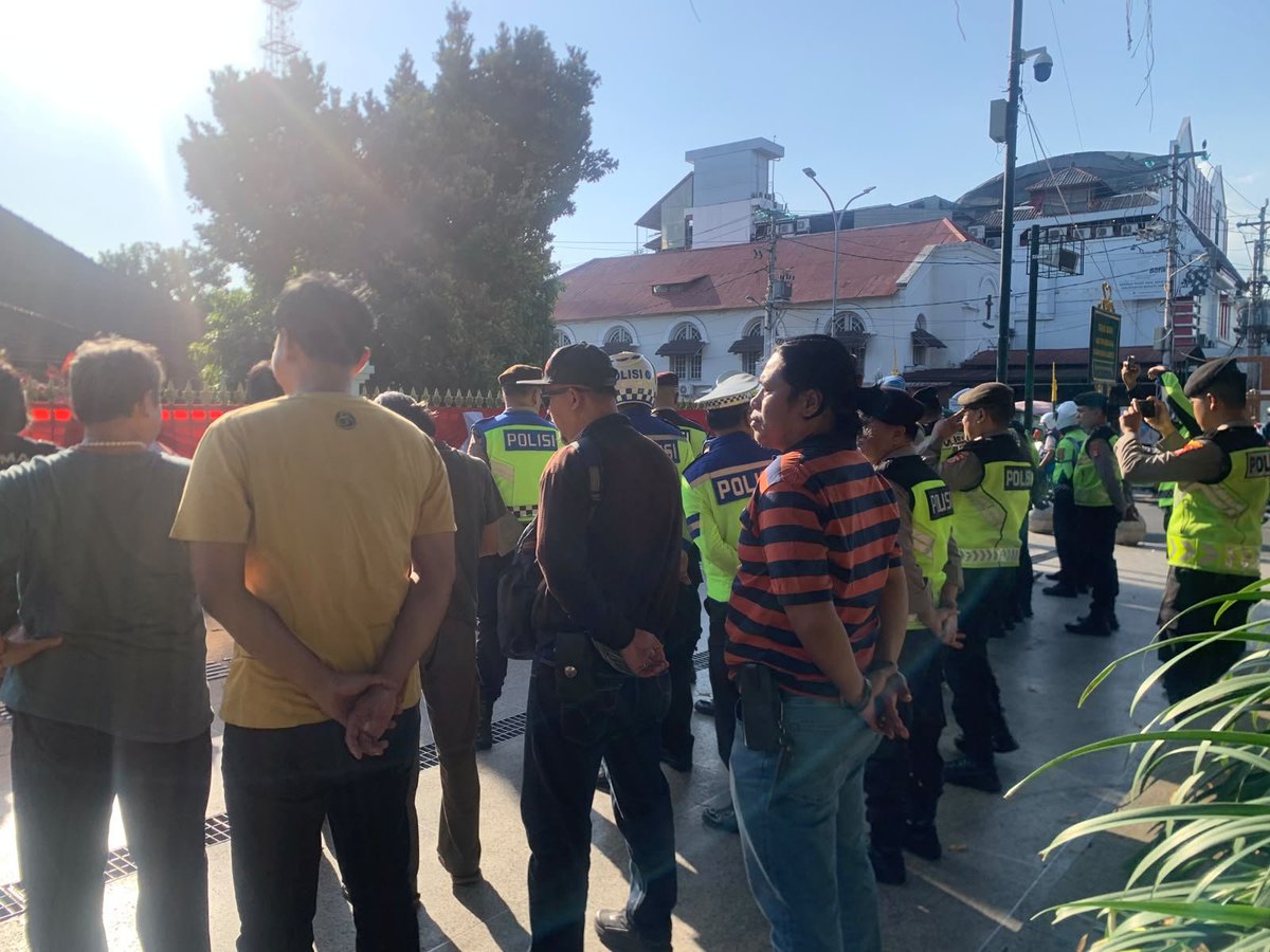Humaspolse71553's tweet photo. Polsek Ngampilan mengikuti apel gabungan dalam rangka pengamanan Kegiatan masyarakat.Jumat,10/07/2026

Dengan adanya kegiatan masyarakat di titik nol kilometer personel Polsek Ngampilan bersama Polsek Gondomanan serta Personel Polresta Yogyakarta melaksanakan apel persiapan https://t.co/I2353YlOkV