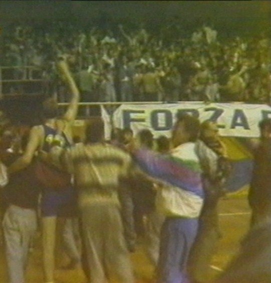 kingsantillana's tweet photo. Fenerbahçelilerce işgal edilen Spor Sergi günleri kimilerine yalan gelir. Ama doğrudur. Ev sahibi-deplasman takımı ayrımı yokken, bütün rakiplerin FB maçında deplasmana çıktığı salondur. Fotolardan tatmin olmayanlar için, maç tribünlerini yazan kupürler de bir sonraki tivitte ++ https://t.co/8DtSrz4nyM