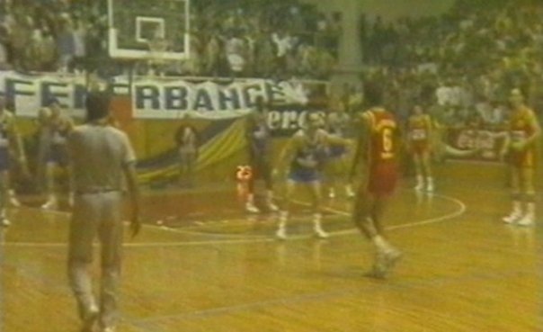 kingsantillana's tweet photo. Fenerbahçelilerce işgal edilen Spor Sergi günleri kimilerine yalan gelir. Ama doğrudur. Ev sahibi-deplasman takımı ayrımı yokken, bütün rakiplerin FB maçında deplasmana çıktığı salondur. Fotolardan tatmin olmayanlar için, maç tribünlerini yazan kupürler de bir sonraki tivitte ++ https://t.co/8DtSrz4nyM