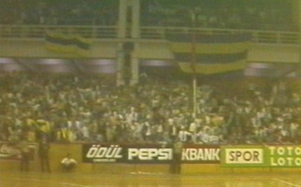 kingsantillana's tweet photo. Fenerbahçelilerce işgal edilen Spor Sergi günleri kimilerine yalan gelir. Ama doğrudur. Ev sahibi-deplasman takımı ayrımı yokken, bütün rakiplerin FB maçında deplasmana çıktığı salondur. Fotolardan tatmin olmayanlar için, maç tribünlerini yazan kupürler de bir sonraki tivitte ++ https://t.co/8DtSrz4nyM