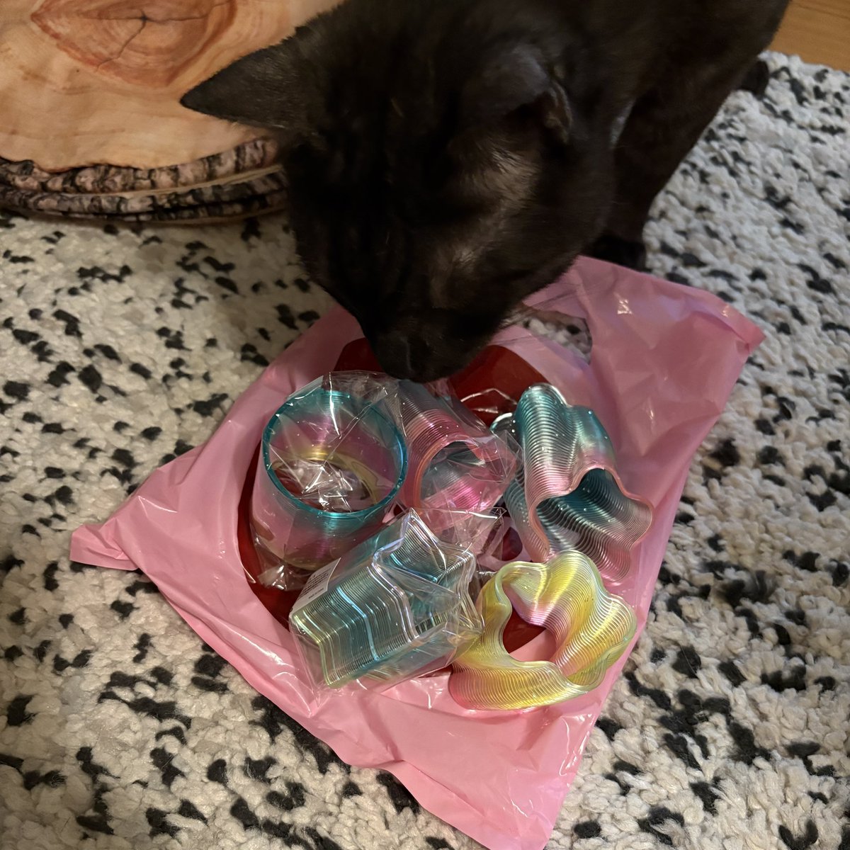 ikenai36's tweet photo. 10円クレーンゲームの戦利品です。猫氏が遊ぶかと思ったんですが全く遊びません😭現場すぐ側にゲーセンがあるので小銭貯金で溜まった大量の10円で遊び倒したろかな。飴ちゃんとかゲットして現場に置いとこ。 https://t.co/82of9V1MqR