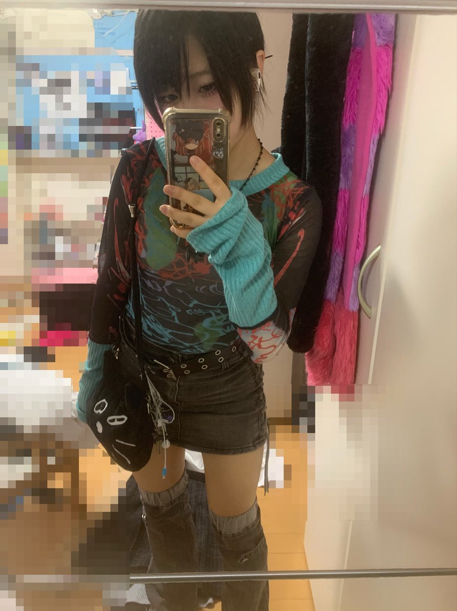 grkush25's tweet photo. 🐱のバッグヴィヴィアンのお財布がぴったりサイズで愛用すぎるの^>𖥦<^
クソ派手トップスにも合わせられる汎用性の高さ( ˘ω˘ 🫶)

モザイクかけても部屋汚すぎるのお目汚し申し訳ない https://t.co/B9mdDrX8Bn