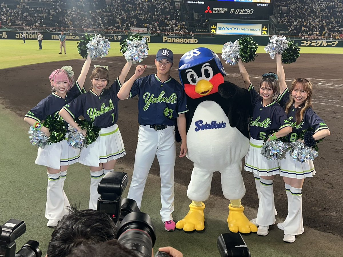 swallowspr's tweet photo. #高橋奎二 投手
甲子園でNICEピッチング

#赤羽由紘 選手
決勝ホームラン

僅差のゲームで2連勝中
#つば九郎 も #passion も甲子園に来たよ！
明日もお願いします。

#swallows
#燕心全開 https://t.co/2GXukuoMFC