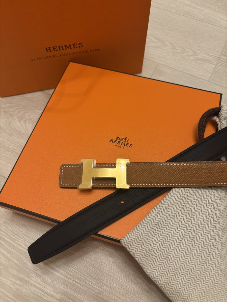 K1T1994's tweet photo. ベルトを買いました🐎♡

優しいブラウンとブラックの万能リバーシブル😽✨✨
たくさん使う^ ^
退勤後に勢いで買ったけど、後悔無し！！かわいい！！！！！

※床撮影でごめんなさい。。笑 https://t.co/XhwQi5Nzks