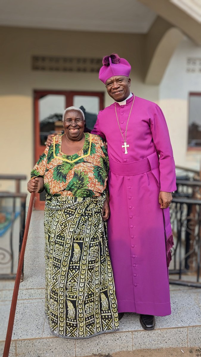 Northkigezidio1's tweet photo. The Bishop of North Kigezi Diocese, @AsiimweOnesimus, paid a courtesy visit to Canon Kedrace, mother of Hon. Fred Turyamuhweza, to offer prayers during his return from the Consecration of St. Mark's Katookye C.O.U. It was joy for Canon Kedrace to see Bishop Asiimwe under her roof https://t.co/Ju4htya6qr