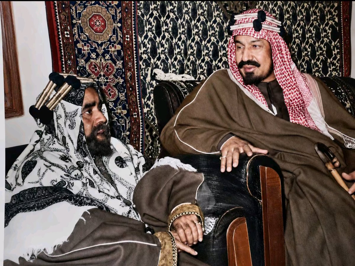 Mahamdsalem36's tweet photo. تجمع هذه الصورة التاريخية بين اثنين من كبار قادة الخليج في القرن العشرين:
على اليمين: الملك عبدالعزيز بن عبدالرحمن آل سعود (مؤسس المملكة العربية السعودية)
على اليسار: الشيخ سلمان بن حمد آل خليفة (حاكم البحرين آنذاك)
سنة التقاط الصورة: عام 1947م. https://t.co/ZDI1NhzoXq