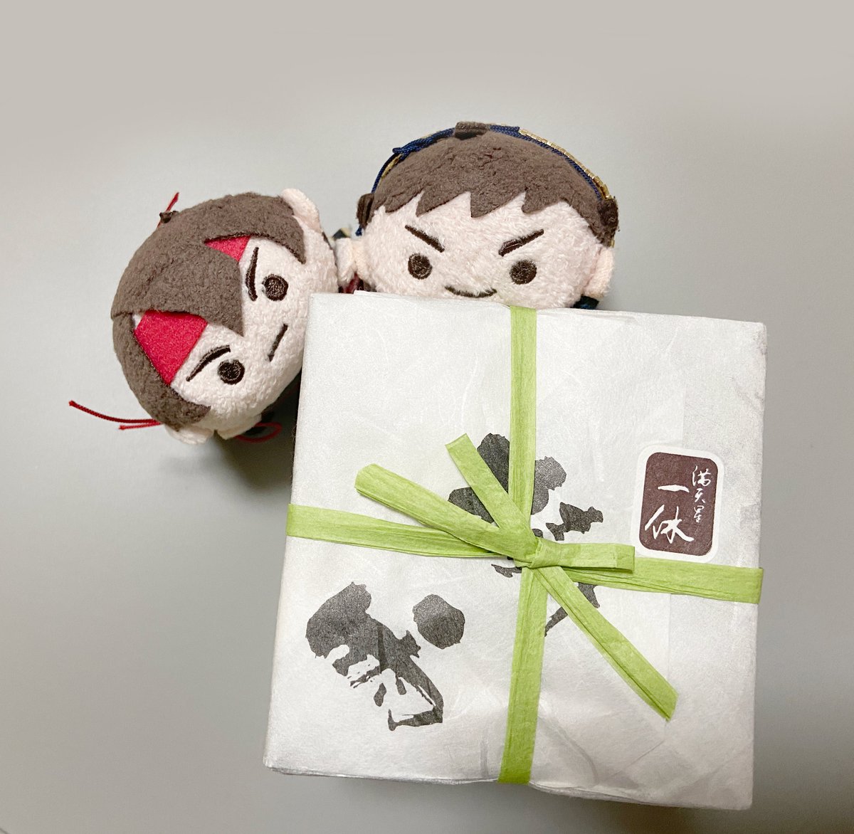 sasasafuji's tweet photo. の「これはもしかして！」
ま「以前食べた栗の菓子だな」
の「さっそく開けよう！」
ま「ふたのくりがきさまそっくりだな」
の「え、ぼくもこんなに可愛いってこと？」
ま「自分で言ってりゃあ世話ないぞ」
の「えへへへ😁」
ま「さあさっそく食べるぞしっかり木べらを持て！」
の「応とも！相棒！」 https://t.co/ZF3LHnlhj2