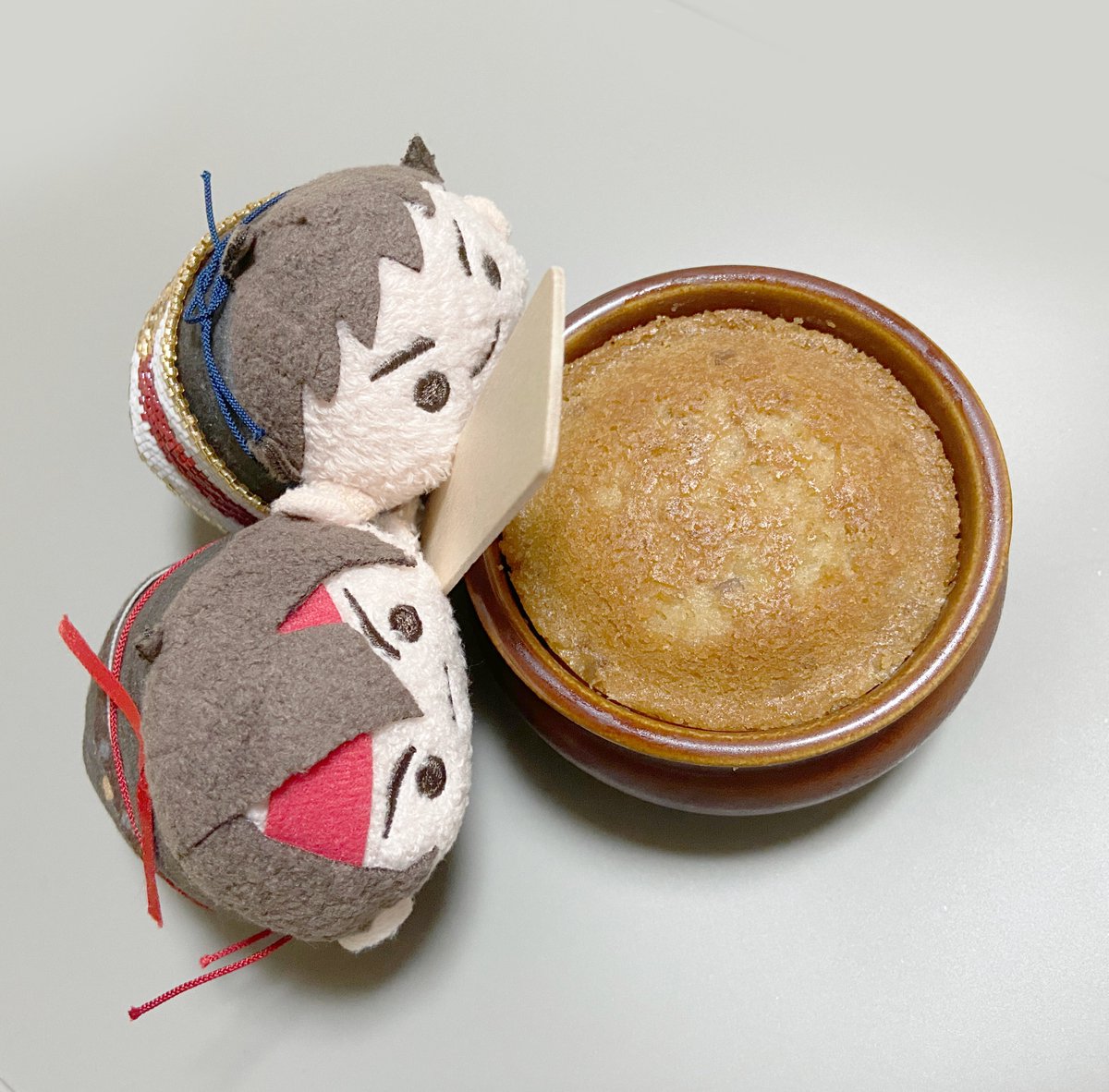 sasasafuji's tweet photo. の「これはもしかして！」
ま「以前食べた栗の菓子だな」
の「さっそく開けよう！」
ま「ふたのくりがきさまそっくりだな」
の「え、ぼくもこんなに可愛いってこと？」
ま「自分で言ってりゃあ世話ないぞ」
の「えへへへ😁」
ま「さあさっそく食べるぞしっかり木べらを持て！」
の「応とも！相棒！」 https://t.co/ZF3LHnlhj2