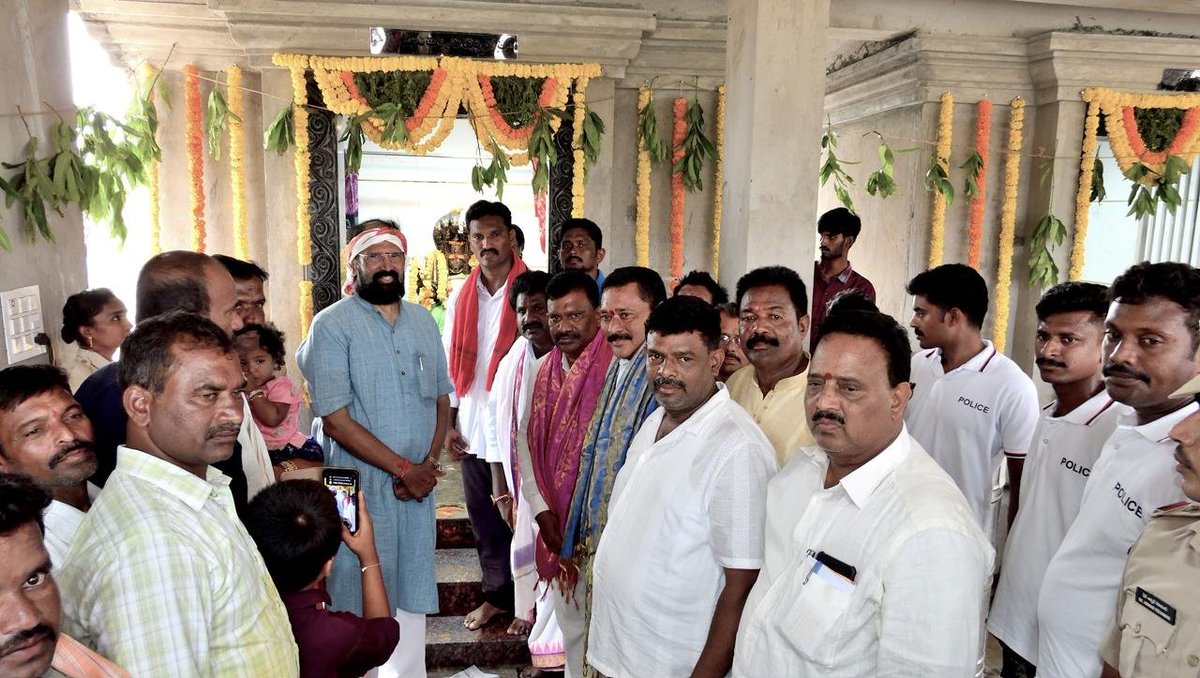 UttamINC's tweet photo. హుజూర్ నగర్ మండలం, వేపల సింగారం లో బొడ్రాయి &amp; ముత్యాలమ్మ తల్లి అమ్మ వారికి ప్రత్యేక పూజలు నిర్వహించిన మంత్రి ఉత్తమ్ కుమార్ రెడ్డి గారు.

పి. అనిల్ కుమార్ /ఫోటో జర్నలిస్ట https://t.co/KZUb1NBMhg