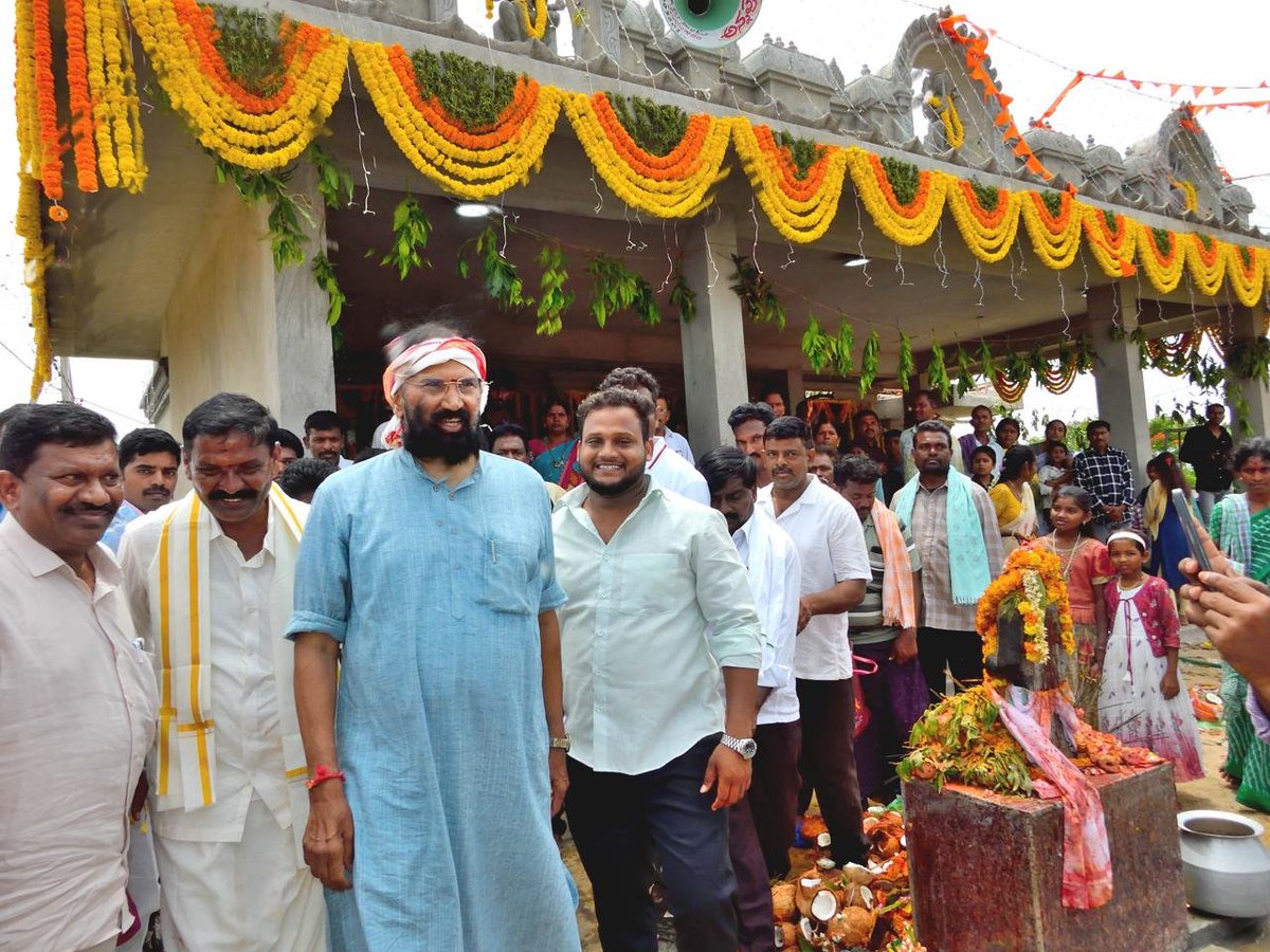 UttamINC's tweet photo. హుజూర్ నగర్ మండలం, వేపల సింగారం లో బొడ్రాయి &amp; ముత్యాలమ్మ తల్లి అమ్మ వారికి ప్రత్యేక పూజలు నిర్వహించిన మంత్రి ఉత్తమ్ కుమార్ రెడ్డి గారు.

పి. అనిల్ కుమార్ /ఫోటో జర్నలిస్ట https://t.co/KZUb1NBMhg