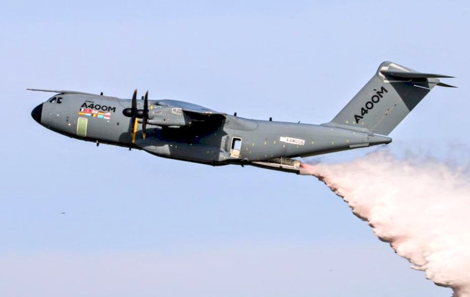 Tom_Antonov's tweet photo. Rt @SecCivileFrance
France is set to deploy an A400M as a firefighting aircraft for the first time against wildfires. Equipped with a removable tank carrying up to 20,000 liters of water (payload of 3 Canadairs) it could provide a major boost when conventional water bombers are stretched thin.