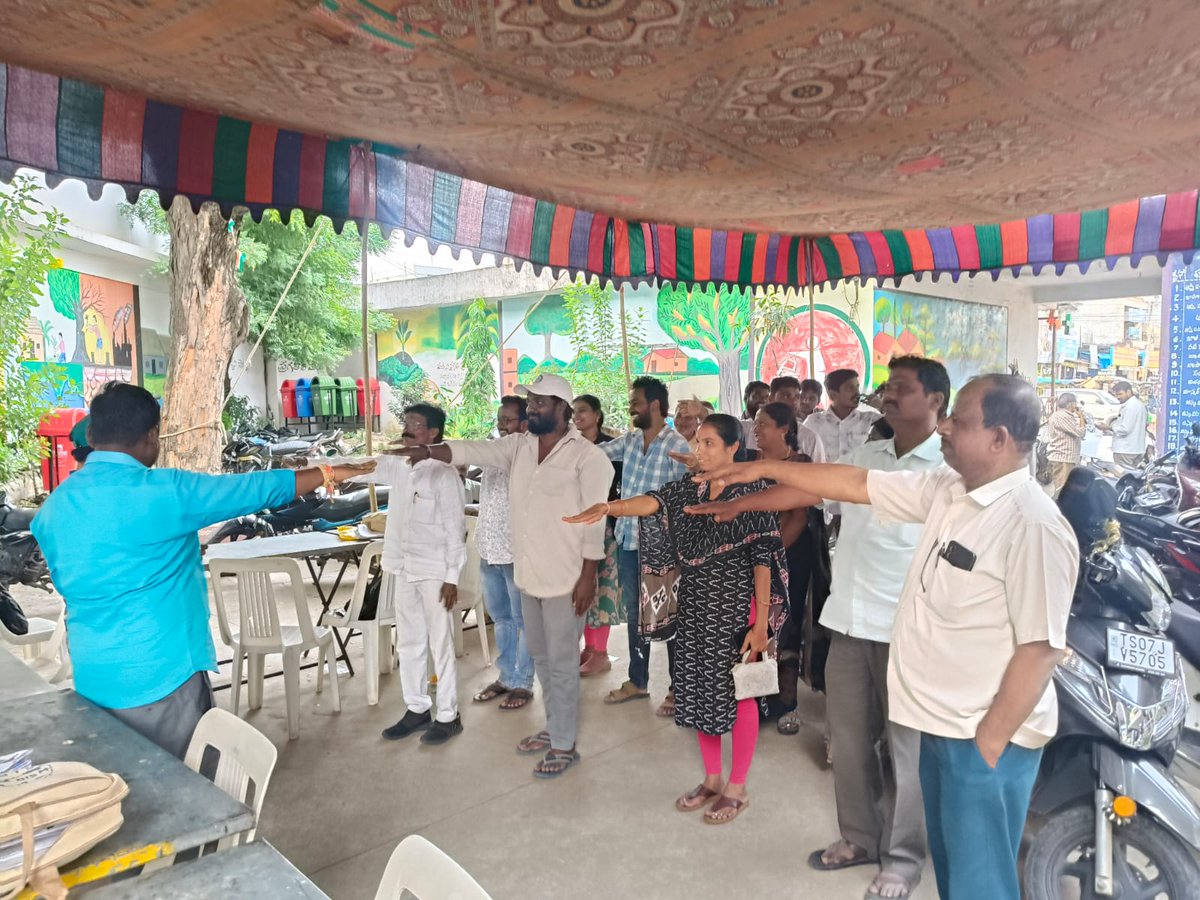 mcshankarpally's tweet photo. As part of (JSJB) 3.0, Shankarpally Municipality proudly conducted the "Catch the Rain" Pledge" in the presence of the Municipal Commissioner *Every drop counts for a better tomorrow*
#CatchTheRain
#MoHUA
#AMRUT2
#WaterSecurity
#GroundwaterRecharge
@cdmatelangana
@tksreedevi https://t.co/fsFLoBchK9