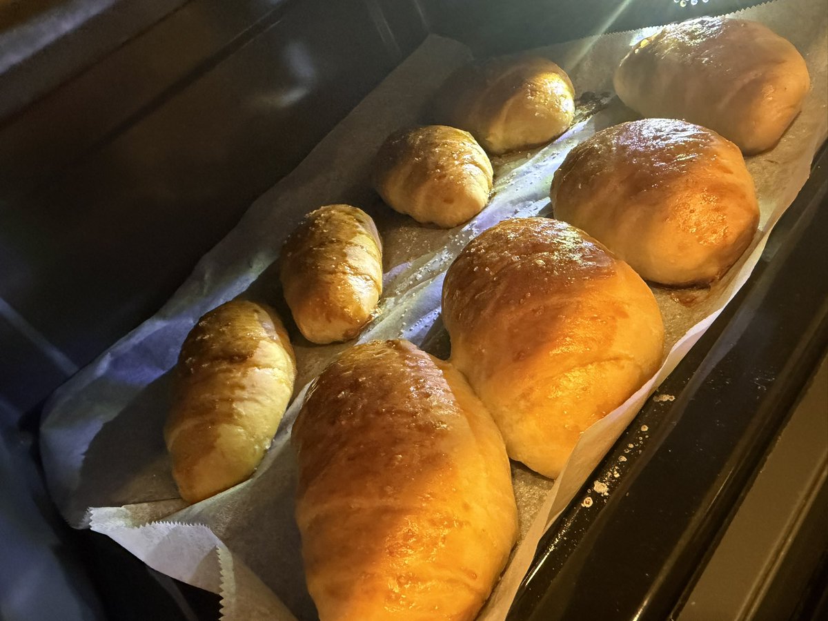 _ask_dayo's tweet photo. 塩パン大量生産です
りんごバターとガーリックバター https://t.co/yF6xr06RyL