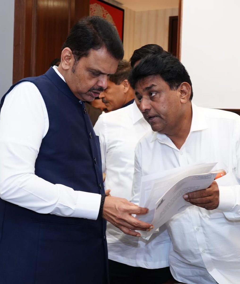 MurjiPatel_'s tweet photo. मरोळ पोलीस कॅम्पमधील पोलीस बांधवांच्या निवासस्थानांची अत्यंत दयनीय व धोकादायक अवस्था लक्षात घेता, आज महाराष्ट्र राज्याचे कर्तृत्ववान आणि कणखर मुख्यमंत्री, आमचे मार्गदर्शक मा. श्री @devendra_fadnavis जी यांची भेट घेऊन त्यांना संपूर्ण परिस्थिती सविस्तर मांडली.

घरांची झालेली दुरवस्था, कोसळणारी छते, मागील आठवड्यात घडलेल्या घटनांचे photos त्यांना दाखवत सर्व वस्तुस्थिती त्यांच्या समोर मांडली. आपल्या कर्तव्यावर दिवस-रात्र कार्यरत असलेल्या पोलीस बांधवांच्या कुटुंबियांना अशा असुरक्षित परिस्थितीत राहावे लागत असल्याची बाब अत्यंत वेदनादायी असल्याचेही त्यांना सांगितले.

मा. मुख्यमंत्री महोदयांनी या विषयाची अत्यंत संवेदनशीलतेने आणि गांभीर्याने तात्काळ दखल घेतली. माझ्या समोरच त्यांनी मुंबईचे पोलीस आयुक्त मा. श्री देवेन भारती जी @CPMumbaiPolice  जी यांना phone करून त्वरित आवश्यक कार्यवाही करण्याचे स्पष्ट निर्देश दिले. कोणत्याही पोलीस कुटुंबाला कोणतीही इजा होऊ नये, त्यांच्या सुरक्षिततेला सर्वोच्च प्राधान्य देत सर्वतोपरी उपाययोजना करण्याचे निर्देशही त्यांनी दिले आहेत. या प्रकरणात तातडीने कारवाई होईल, असे आश्वासन त्यांनी मला दिले.

यापूर्वीही काल रात्री मी मा. गृह राज्यमंत्री @iYogeshRKadam  जी यांनाही या संपूर्ण परिस्थितीची माहिती दिली होती. त्यांनीही या विषयाची अत्यंत गांभीर्याने दखल घेत मला आश्वस्त केले आहे की, या प्रश्नावर लवकरच मोठी आणि ठोस पावले उचलली जातील.

आज मी स्वतःही मा. मुंबई पोलीस आयुक्तांची भेट घेणार असून या विषयाचा पुढील पाठपुरावा करणार आहे. आपल्या सुरक्षेसाठी स्वतःचा जीव धोक्यात घालणाऱ्या पोलीस बांधवांच्या कुटुंबियांना सुरक्षित आणि सन्मानाने जगण्याचा अधिकार आहे. त्यांच्या वेदना केवळ ऐकून न घेता, त्यावर ठोस उपाय होईपर्यंत मी नियमित आणि सातत्याने पाठपुरावा करत राहणार आहे. प्रत्येक महत्त्वाच्या घडामोडीची माहिती मी आपल्यापर्यंत पोहोचवत राहीन.
