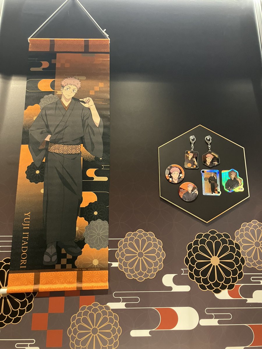 ab71079's tweet photo. たまたまなんやけと、五条先生の缶バッジとクリアファイル、あともう一つはナナミンセットやった‼️グッズはルーレット二回にプラスして特典貰うためにキーホルダー一個だけ！ナナミンでした^ ^特典は野薔薇ちゃん（やっぱ推しの２枚目は無理やった💦）
こないだ撮り損ねてた店内ディスプレイ✨✨✨ https://t.co/4EPCqrQsn1