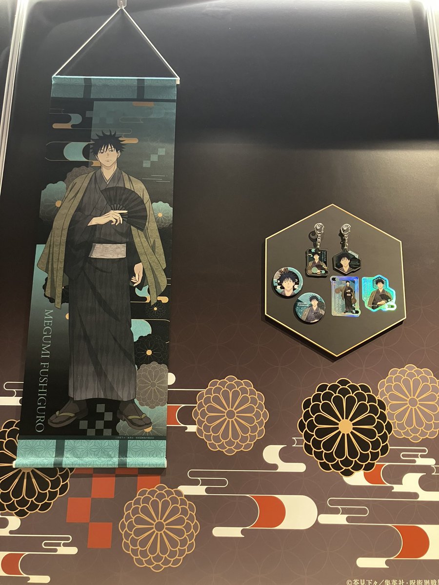 ab71079's tweet photo. たまたまなんやけと、五条先生の缶バッジとクリアファイル、あともう一つはナナミンセットやった‼️グッズはルーレット二回にプラスして特典貰うためにキーホルダー一個だけ！ナナミンでした^ ^特典は野薔薇ちゃん（やっぱ推しの２枚目は無理やった💦）
こないだ撮り損ねてた店内ディスプレイ✨✨✨ https://t.co/4EPCqrQsn1