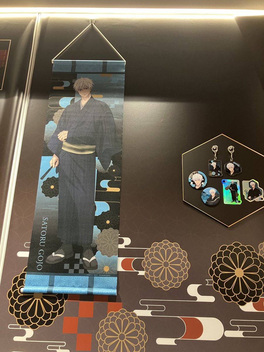 ab71079's tweet photo. たまたまなんやけと、五条先生の缶バッジとクリアファイル、あともう一つはナナミンセットやった‼️グッズはルーレット二回にプラスして特典貰うためにキーホルダー一個だけ！ナナミンでした^ ^特典は野薔薇ちゃん（やっぱ推しの２枚目は無理やった💦）
こないだ撮り損ねてた店内ディスプレイ✨✨✨ https://t.co/4EPCqrQsn1